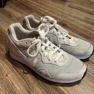 Nike venture runners sage green